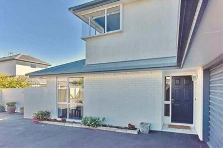 Photo of property in 2/136 Memorial Avenue, Burnside, Christchurch, 8053