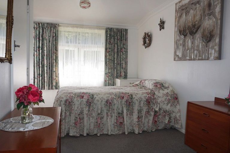 Photo of property in 24 Avenue North Road, Levin, 5510
