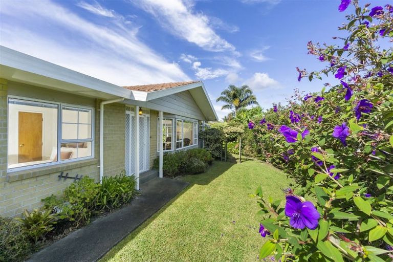 Photo of property in 3 Delisle Place, Windsor Park, Auckland, 0632