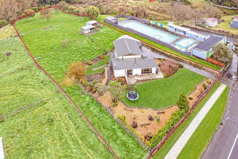 Photo of property in 35 Weraroa Road, Waverley, 4510