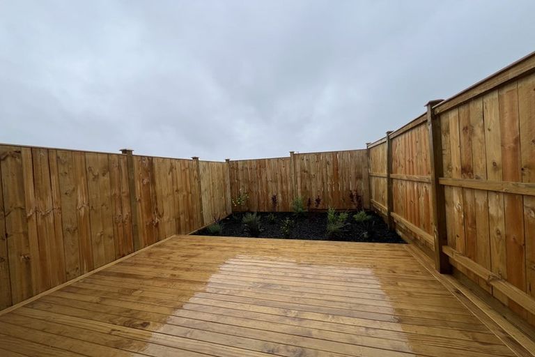 Photo of property in 17 Kuaha Road, Massey, Auckland, 0614