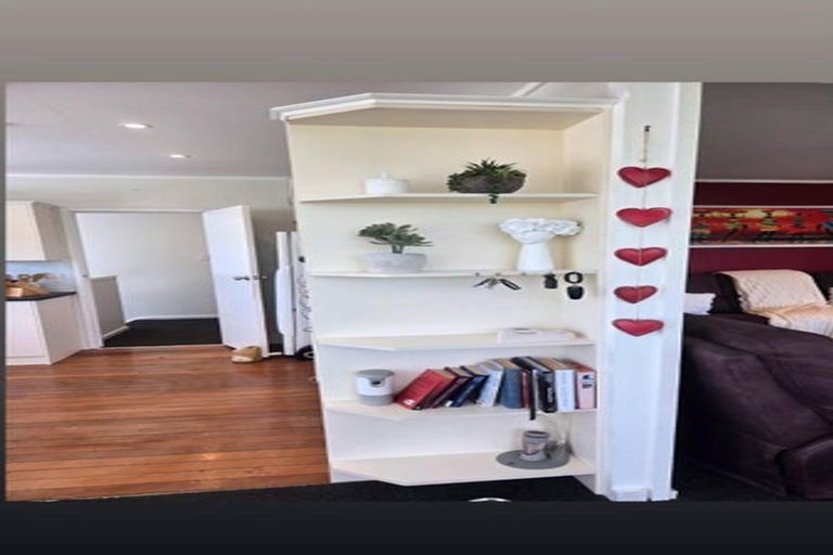 Photo of property in 107 Tiroroa Avenue, Te Atatu South, Auckland, 0610