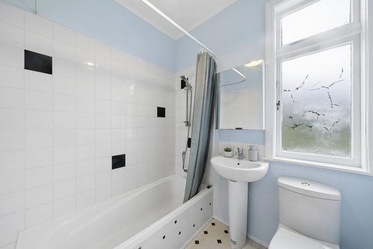 Photo of property in 21 Burrows Avenue, Karori, Wellington, 6012