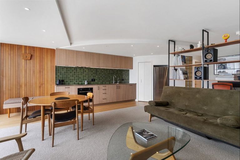 Photo of property in Seaview Apartments, 3/64 Milford Road, Milford, Auckland, 0620