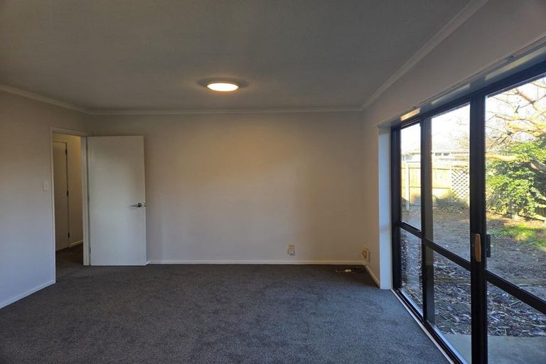 Photo of property in 2/3 Pinehurst Crescent, Russley, Christchurch, 8042