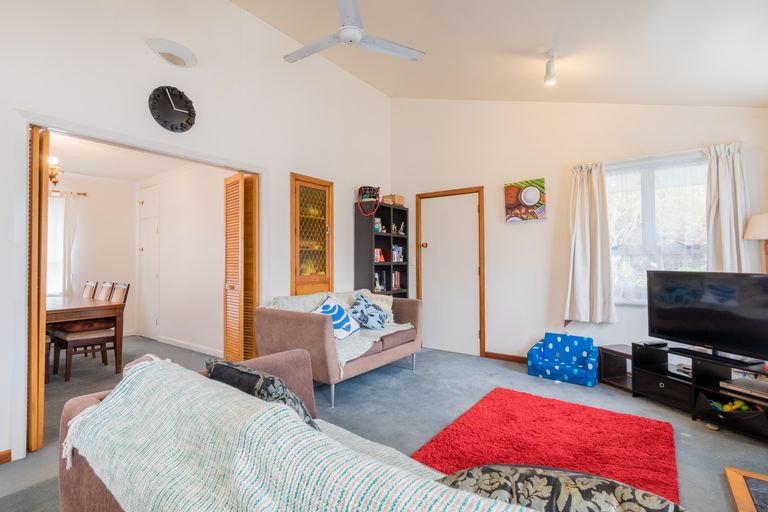 Photo of property in 26 Yeovil Road, Te Atatu Peninsula, Auckland, 0610