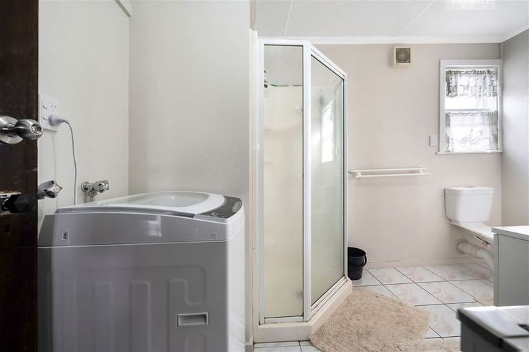 Photo of property in 2 Fruitvale Road, New Lynn, Auckland, 0600