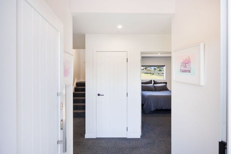 Photo of property in 37 Vaucluse Heights, Fitzherbert, Palmerston North, 4410