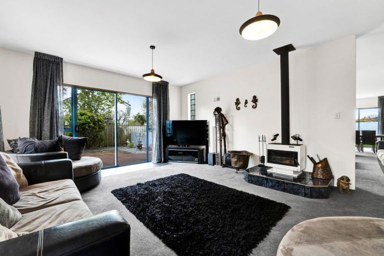 Photo of property in 8 Taylor Place, Merrilands, New Plymouth, 4312