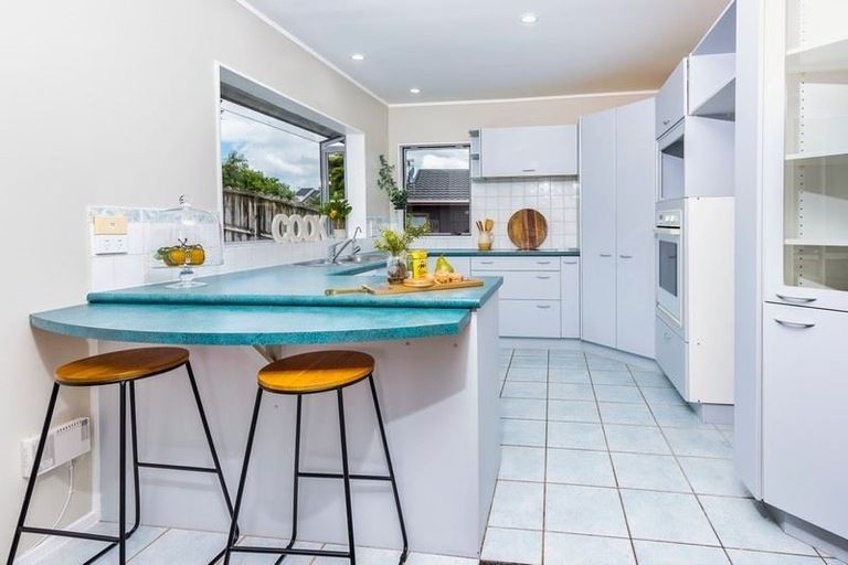 Photo of property in 13 Lagoon Way, West Harbour, Auckland, 0618