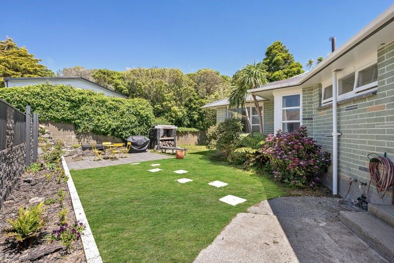 Photo of property in 5 Turville Crescent, Newlands, Wellington, 6037