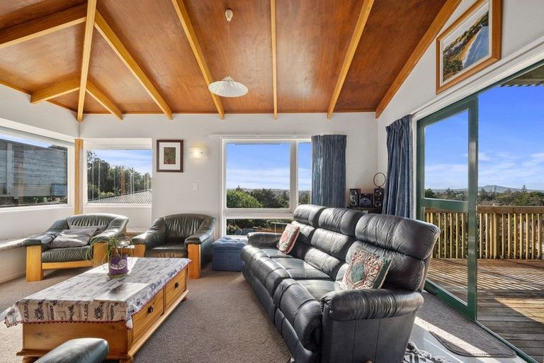 Photo of property in 315 Glenfield Road, Glenfield, Auckland, 0629
