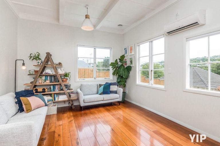 Photo of property in 11 Lyndfield Lane, Newlands, Wellington, 6037