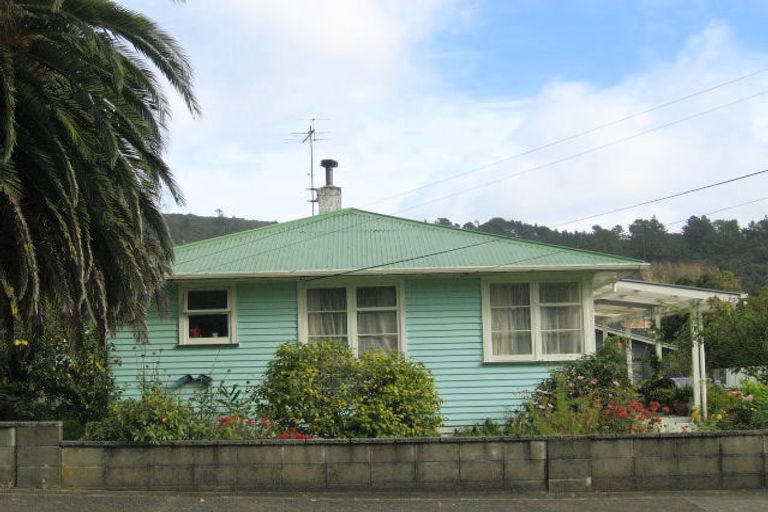 Photo of property in 15 Walker Grove, Stokes Valley, Lower Hutt, 5019