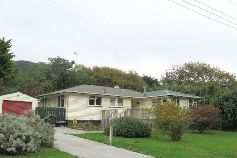 Photo of property in 2 Boscobel Lane, Tawa, Wellington, 5028