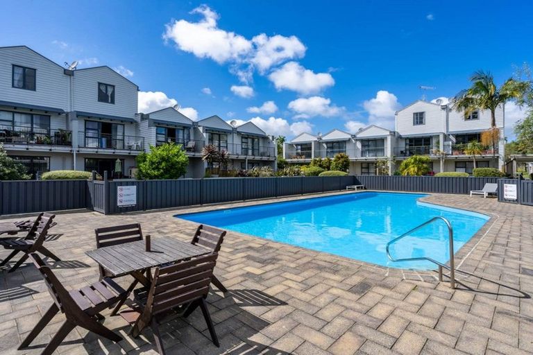 Photo of property in 2/5 Carolina Place, Albany, Auckland, 0632