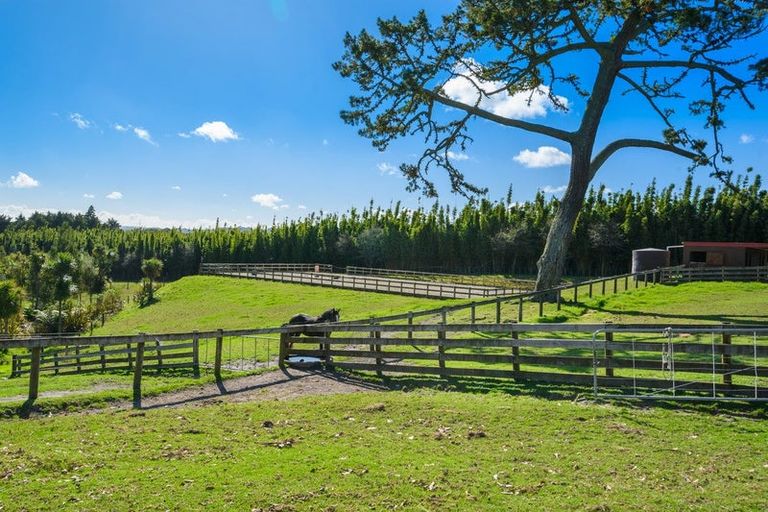 Photo of property in 412 Taupaki Road, Kumeu, 0892