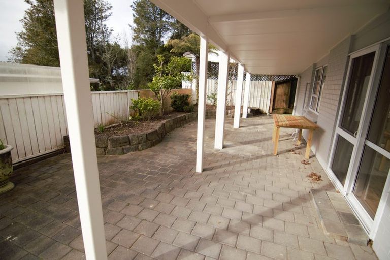 Photo of property in 2 Ravenstone Place, Chatswood, Auckland, 0626