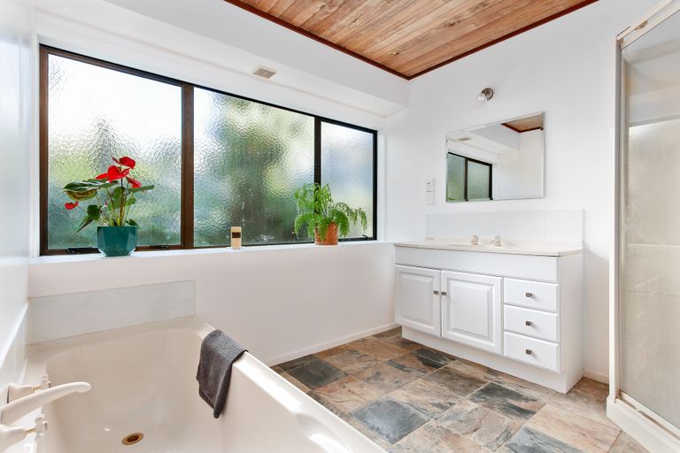 Photo of property in 1048 Scenic Drive North, Swanson, Auckland, 0816