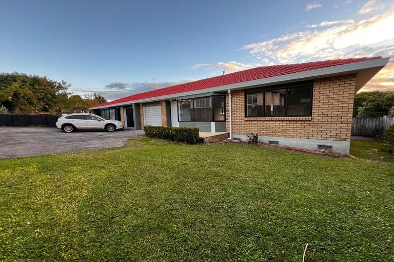 Photo of property in 3/4144 Great North Road, Glendene, Auckland, 0602