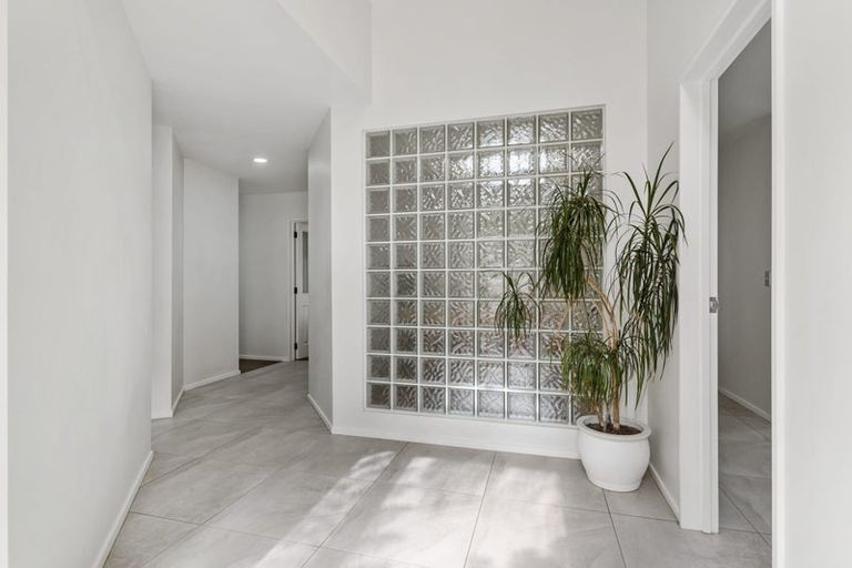 Photo of property in 11 Tyrico Close, Unsworth Heights, Auckland, 0632