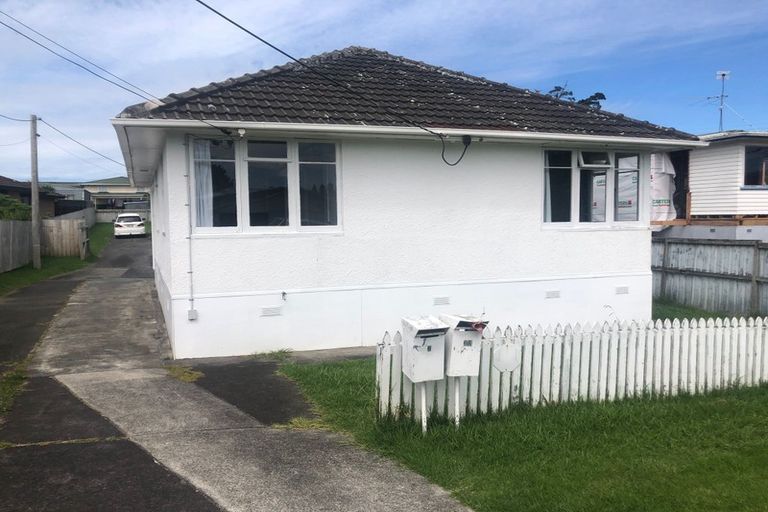 Photo of property in 6 Taipari Road, Te Atatu Peninsula, Auckland, 0610