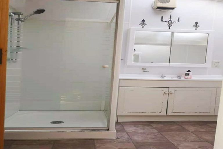 Photo of property in 10 Clendon Place, Manurewa, Auckland, 2102