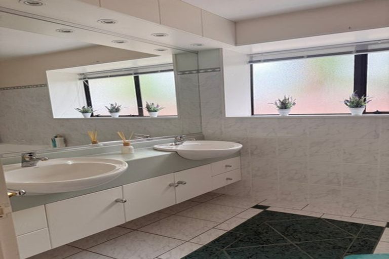 Photo of property in 18 Shaftesbury Street, Avonhead, Christchurch, 8042