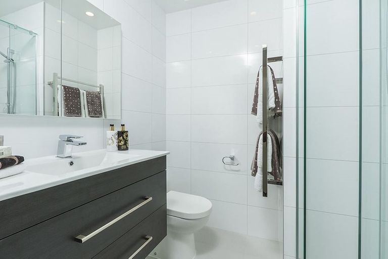 Photo of property in 1/465a Beach Road, Murrays Bay, Auckland, 0630