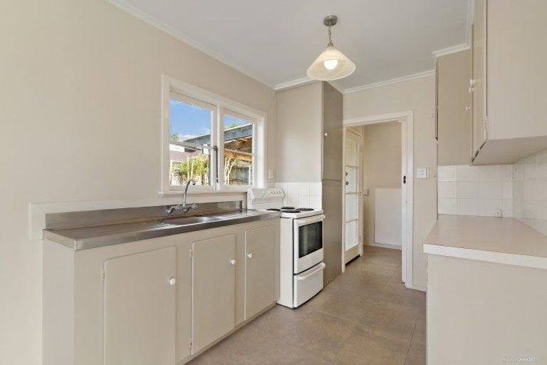 Photo of property in 21 Sheridan Drive, New Lynn, Auckland, 0600