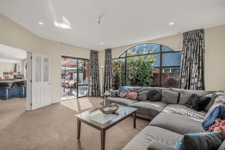 Photo of property in 10 Courtfield Close, Parklands, Christchurch, 8083