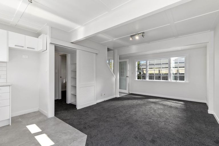 Photo of property in 5a Roslyn Terrace, Stanley Point, Auckland, 0624