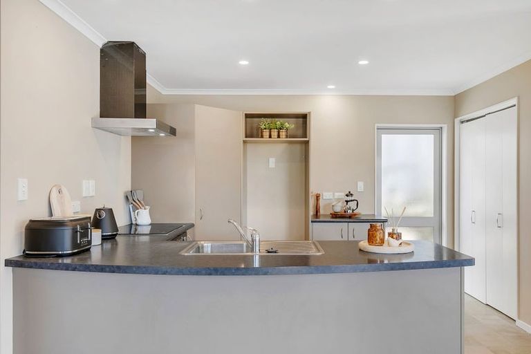 Photo of property in 2 Catlins Glen, Aotea, Porirua, 5024