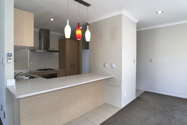 Photo of property in 111 Fernhill Way, Oteha, Auckland, 0632