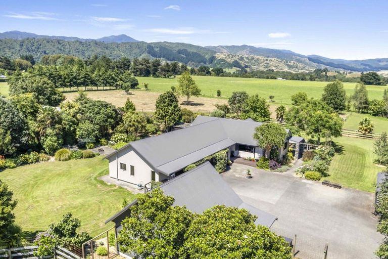 Photo of property in 424 Tararua Road, Levin, 5571