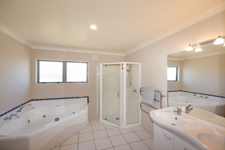 Photo of property in 19 Chippenham Grove, Churton Park, Wellington, 6037