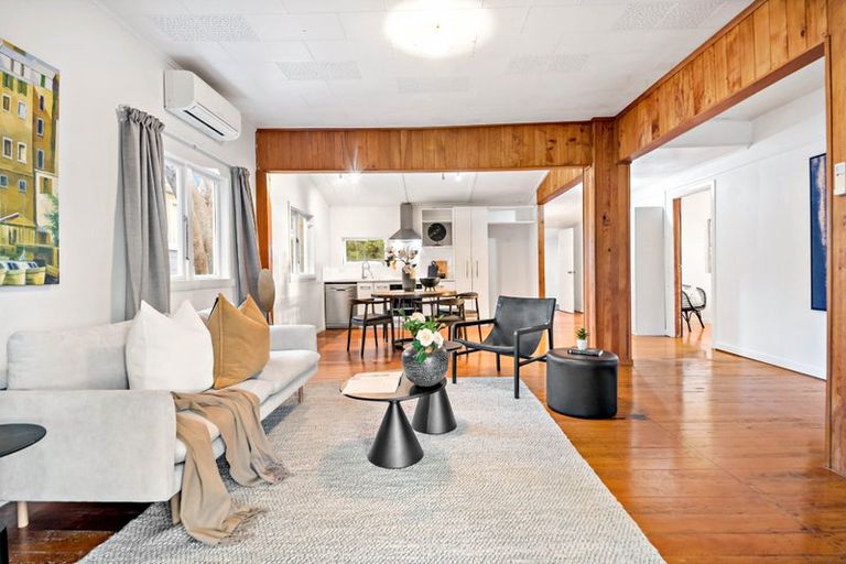 Photo of property in 129 Sunnyside Road, Sunnyvale, Auckland, 0612