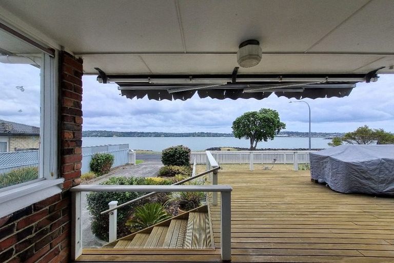 Photo of property in 49 Kiwi Esplanade, Mangere Bridge, Auckland, 2022