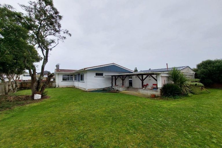Photo of property in 8 Riversdale Drive, Merrilands, New Plymouth, 4312