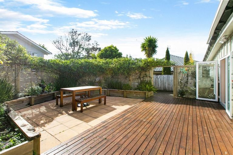 Photo of property in 55 Sunset Road, Totara Vale, Auckland, 0632