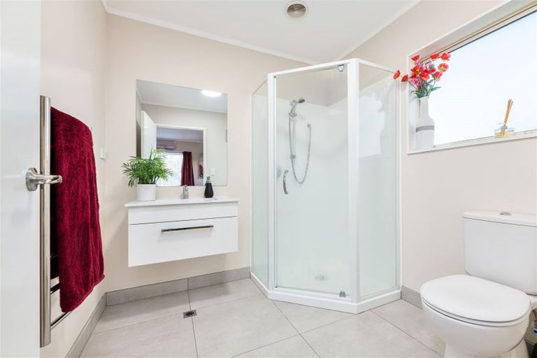 Photo of property in 2 Manatu Lane, Kelston, Auckland, 0602