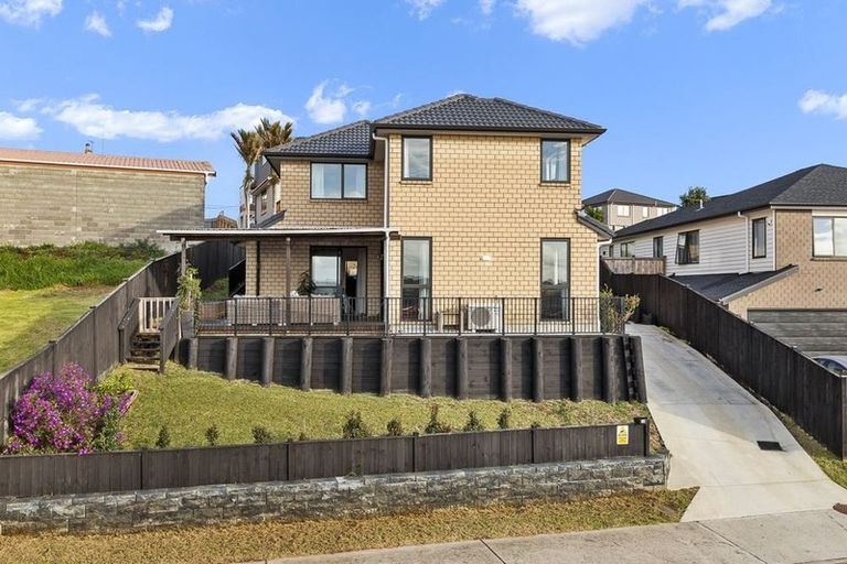 Photo of property in 16 Eric Gifford Drive, Ranui, Auckland, 0612