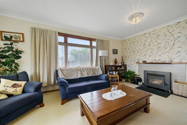 Photo of property in 22 Queenwood Road, Levin, 5510