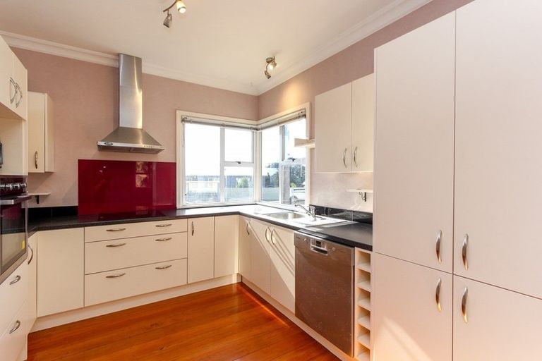 Photo of property in 33 Breakwater Road, Moturoa, New Plymouth, 4310