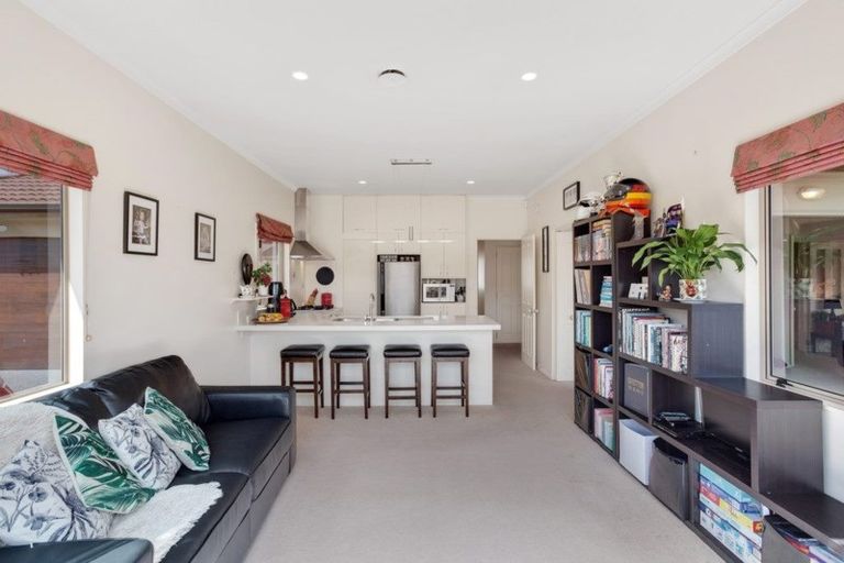 Photo of property in 8 Stonedge Lane, Rosedale, Auckland, 0632