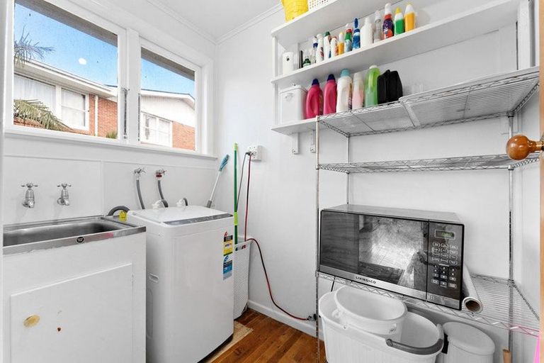 Photo of property in 97 Sunnyside Road, Sunnyvale, Auckland, 0612