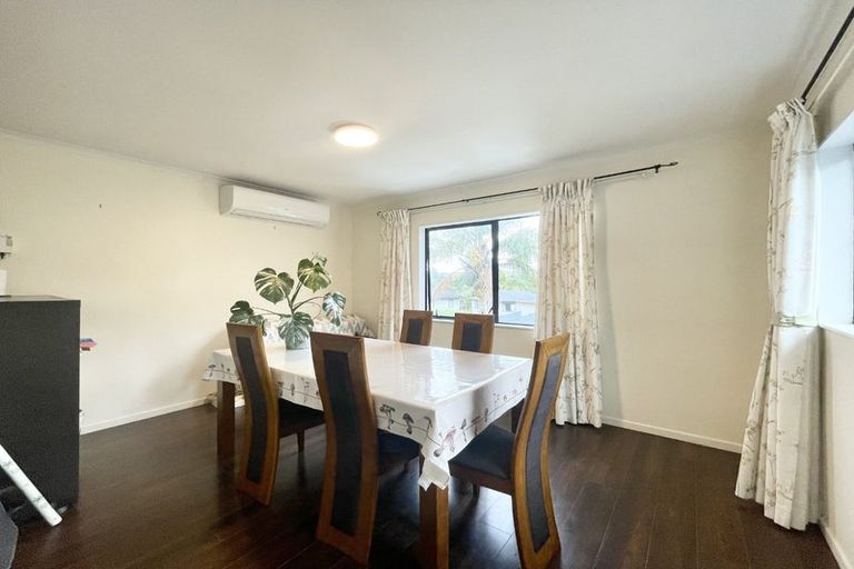 Photo of property in 17 Blethyn Place, Te Atatu South, Auckland, 0610