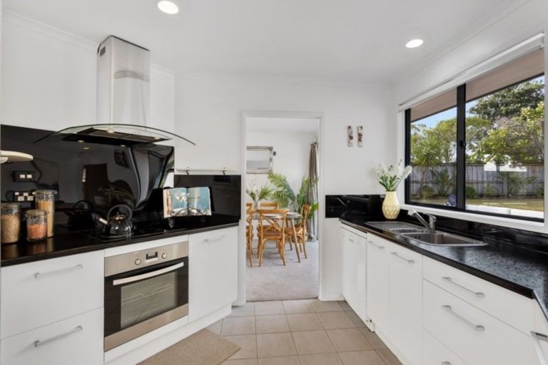 Photo of property in 17 Admirals Court Drive, Greenhithe, Auckland, 0632