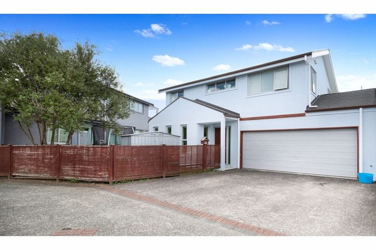 Photo of property in 11l Clearwater Cove, West Harbour, Auckland, 0618