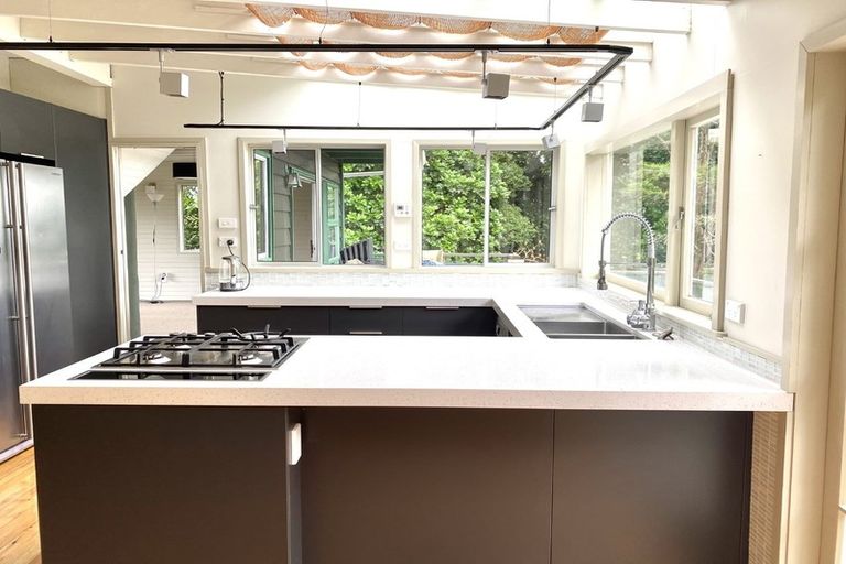 Photo of property in 8 Arapito Road, Titirangi, Auckland, 0604